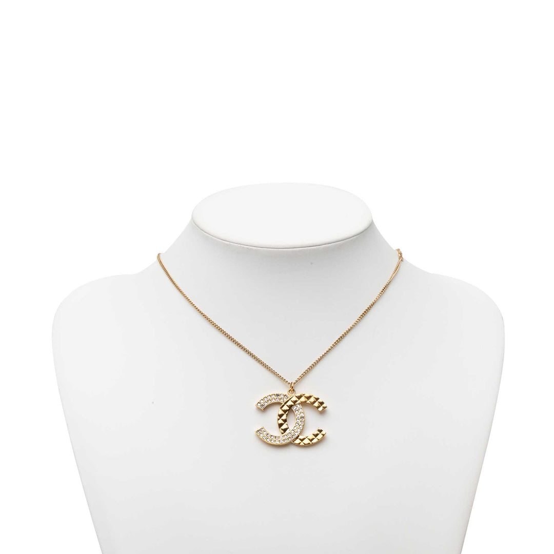 Chanel CC plaqué Strass Matelassé Pendant Collier Métal
