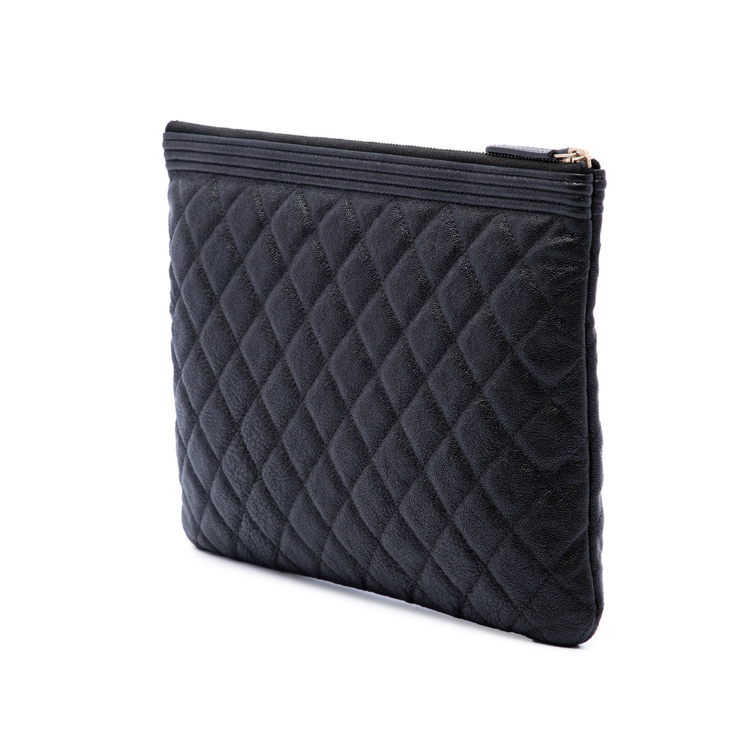 Chanel Pochette Matelassé Boy O Étui Moyen Cuir caviar Noir – vue 2 – GABY PARIS