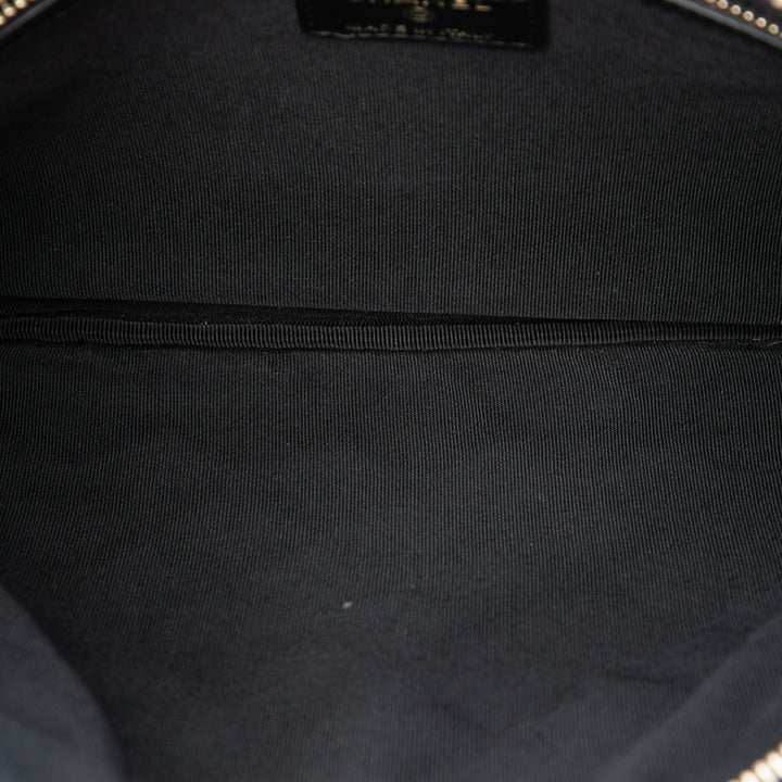 Chanel Pochette Matelassé Boy O Étui Moyen Cuir caviar Noir – vue 4 – GABY PARIS