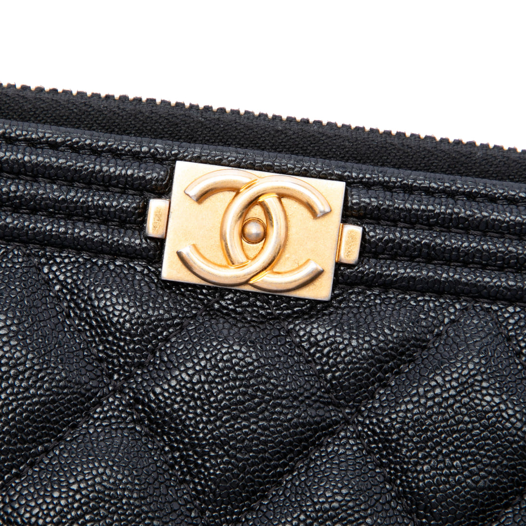 Chanel Pochette Matelassé Boy O Étui Moyen Cuir caviar Noir – vue 5 – GABY PARIS