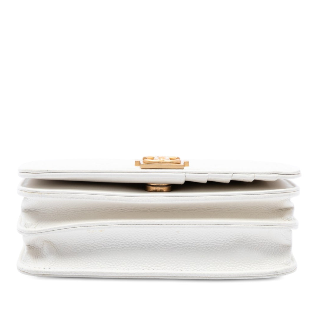 Chanel Matelassé Boy Wallet on Chain Mini Cuir caviar Blanc – vue 3 – GABY PARIS