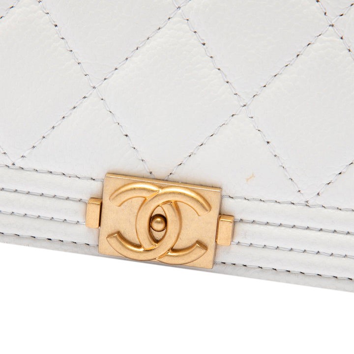 Chanel Matelassé Boy Wallet on Chain Mini Cuir caviar Blanc – vue 5 – GABY PARIS