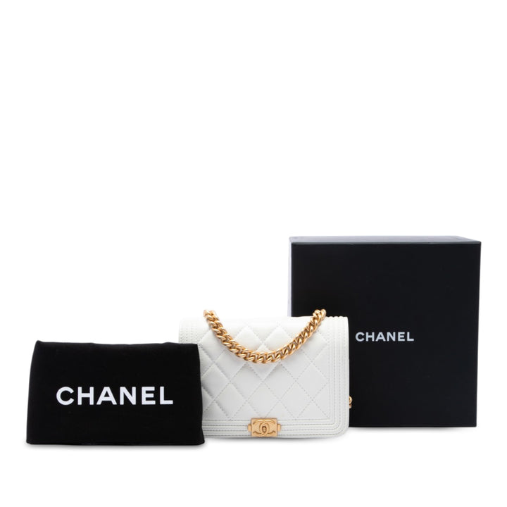 Chanel Matelassé Boy Wallet on Chain Mini Cuir caviar Blanc – vue 7 – GABY PARIS