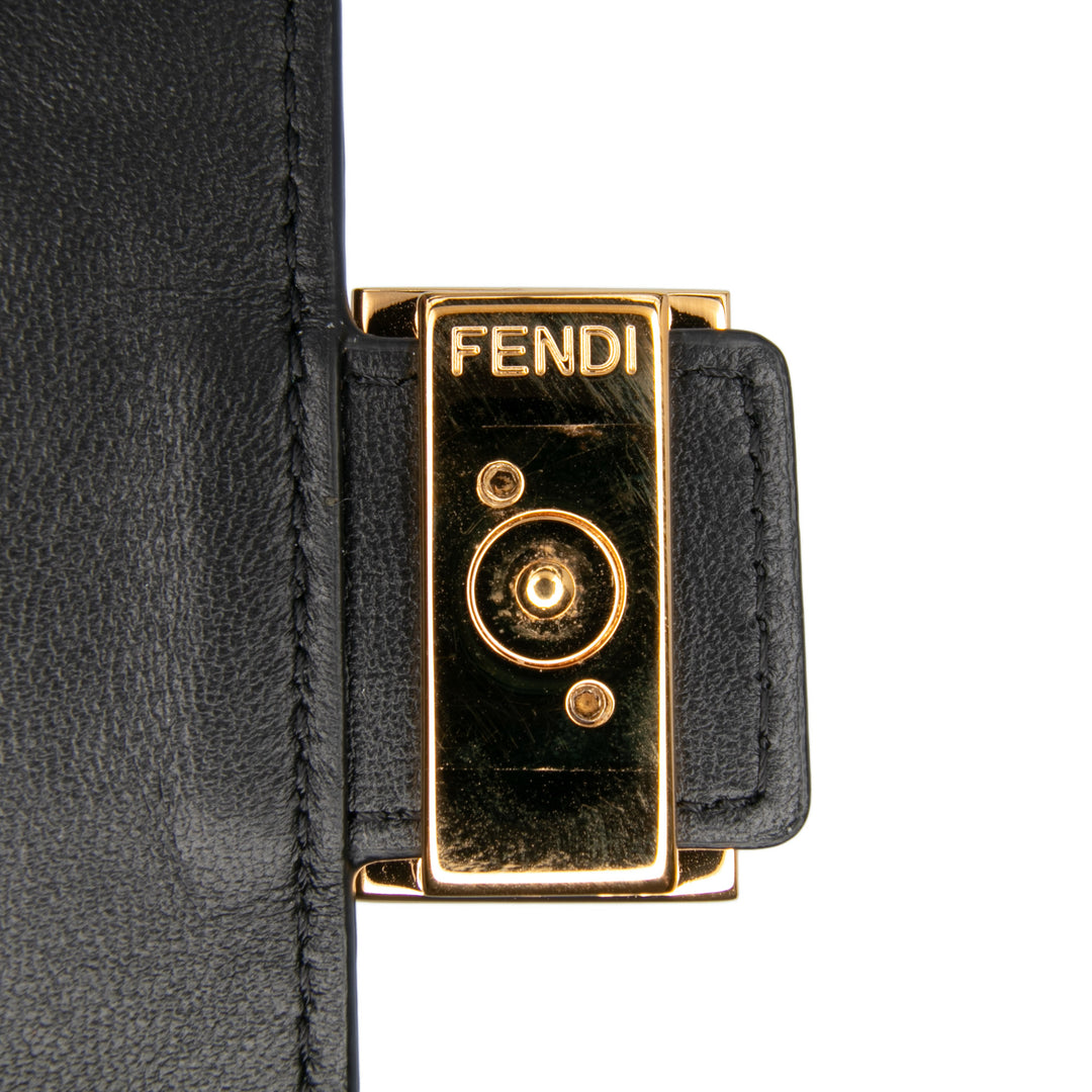 Fendi Zucca Embossed Leather Baguette Portefeuille On Chain Noir – GABY PARIS Authentique