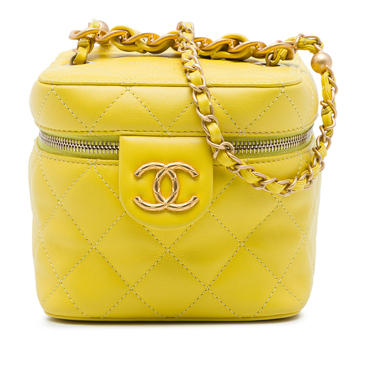 Chanel CC Matelassé Vanity avec chaîne Petit Cuir d'agneau Jaune – vue principale – GABY PARIS
