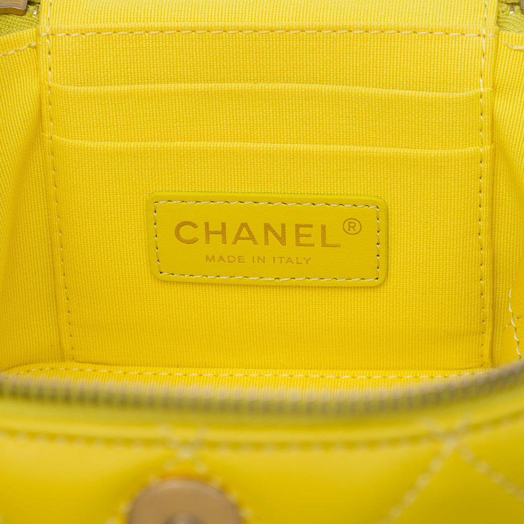 Chanel CC Matelassé Vanity avec chaîne Petit Cuir d'agneau Jaune – vue 5 – GABY PARIS