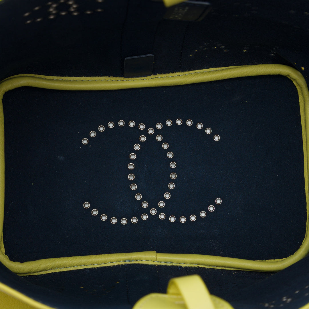 Chanel perforé Logo Œillets Sac seau Petit Cuir de veau