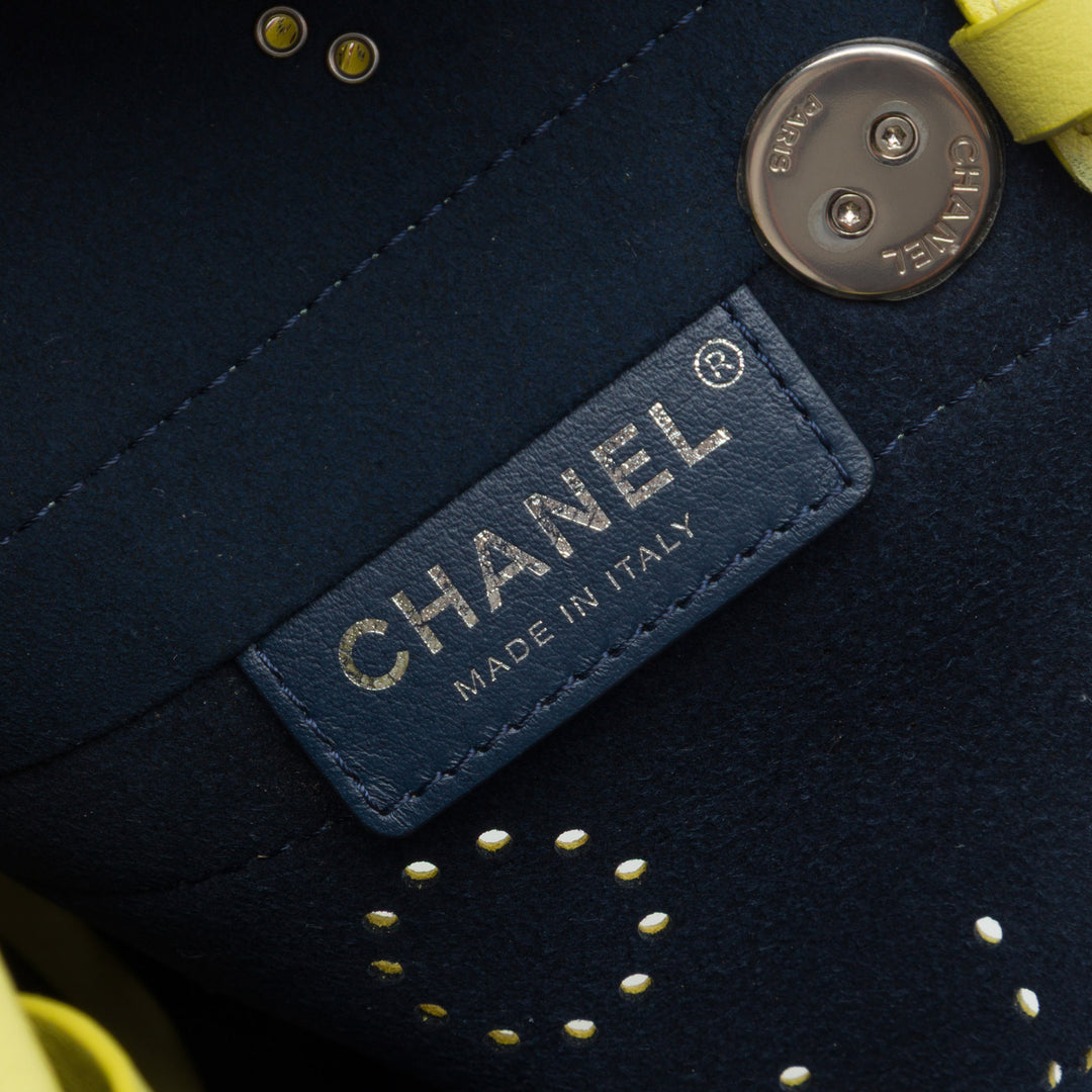 Chanel perforé Logo Œillets Sac seau Petit Cuir de veau