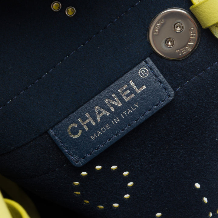 Chanel perforé Logo Œillets Sac seau Petit Cuir de veau