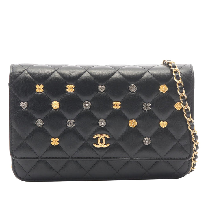 Chanel CC Matelassé clouté 18K Lucky Charms Wallet on Chain Cuir d'agneau Noir – vue principale – GABY PARIS