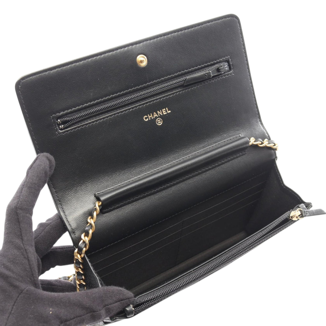 Chanel CC Matelassé clouté 18K Lucky Charms Wallet on Chain Cuir d'agneau Noir – vue 3 – GABY PARIS