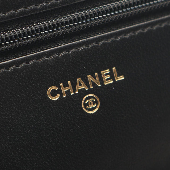 Chanel CC Matelassé clouté 18K Lucky Charms Wallet on Chain Cuir d'agneau Noir – vue 4 – GABY PARIS