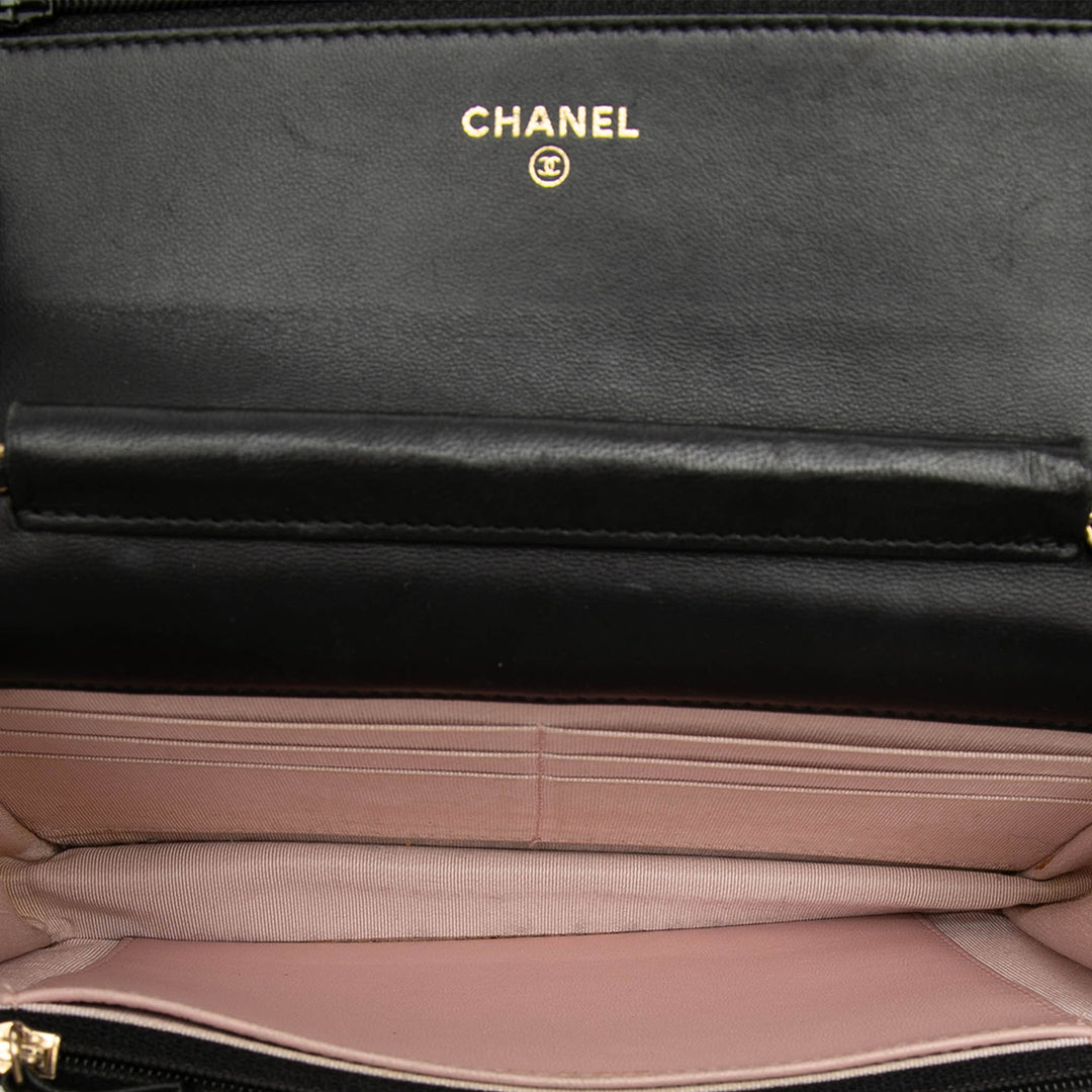 Chanel Matelassé Cuir d’agneau Crest Wallet on Chain