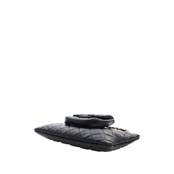 Chanel CC Matelassé Pochette with à rabat Porte-monnaie Mini Cuir d'agneau Noir – vue 15 – GABY PARIS