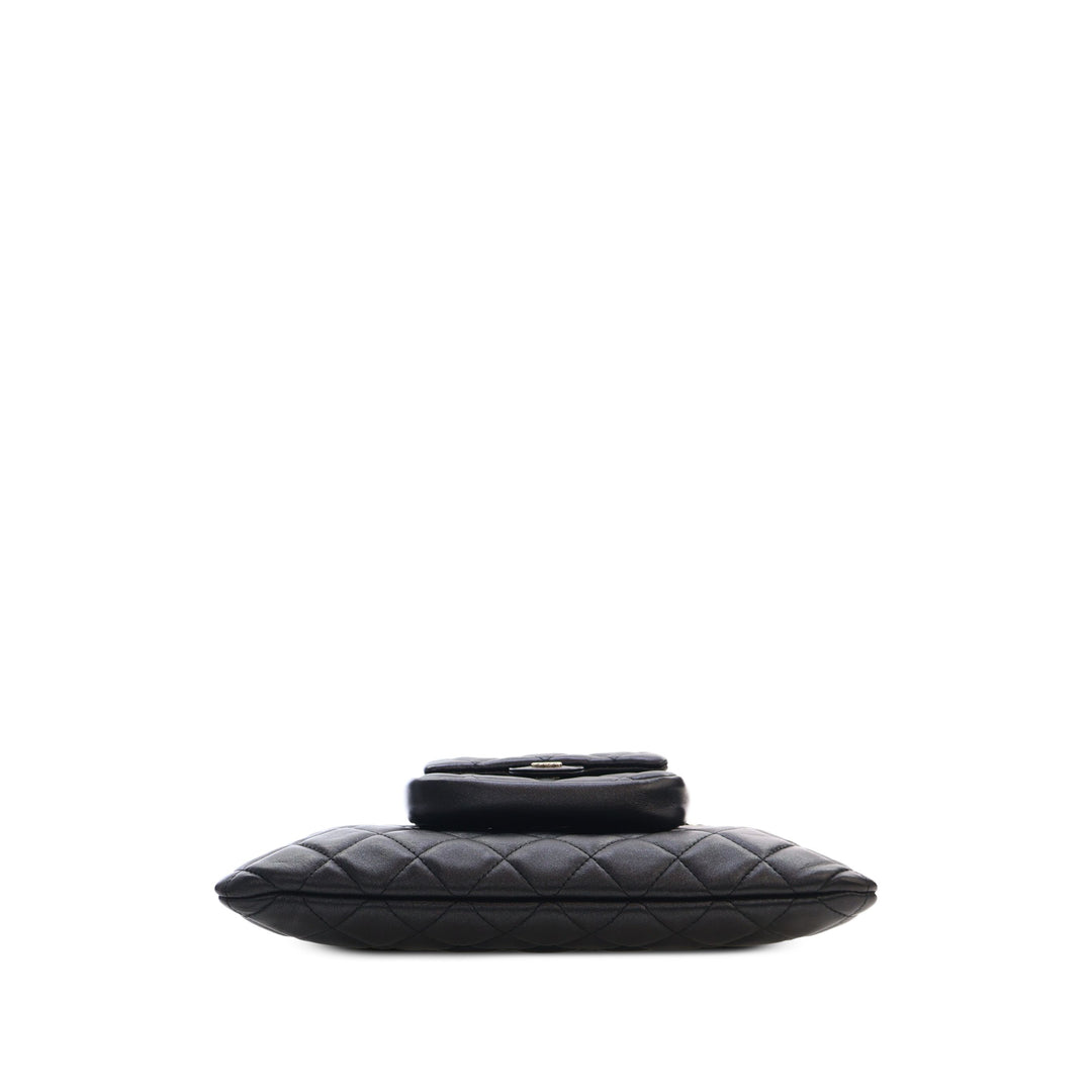 Chanel CC Matelassé Pochette with à rabat Porte-monnaie Mini Cuir d'agneau Noir – vue 3 – GABY PARIS