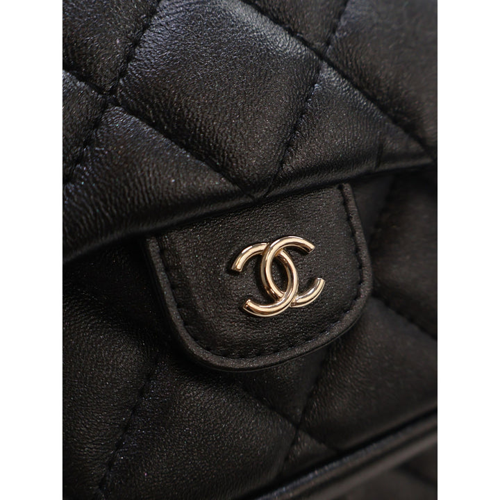 Chanel CC Matelassé Pochette with à rabat Porte-monnaie Mini Cuir d'agneau Noir – vue 4 – GABY PARIS