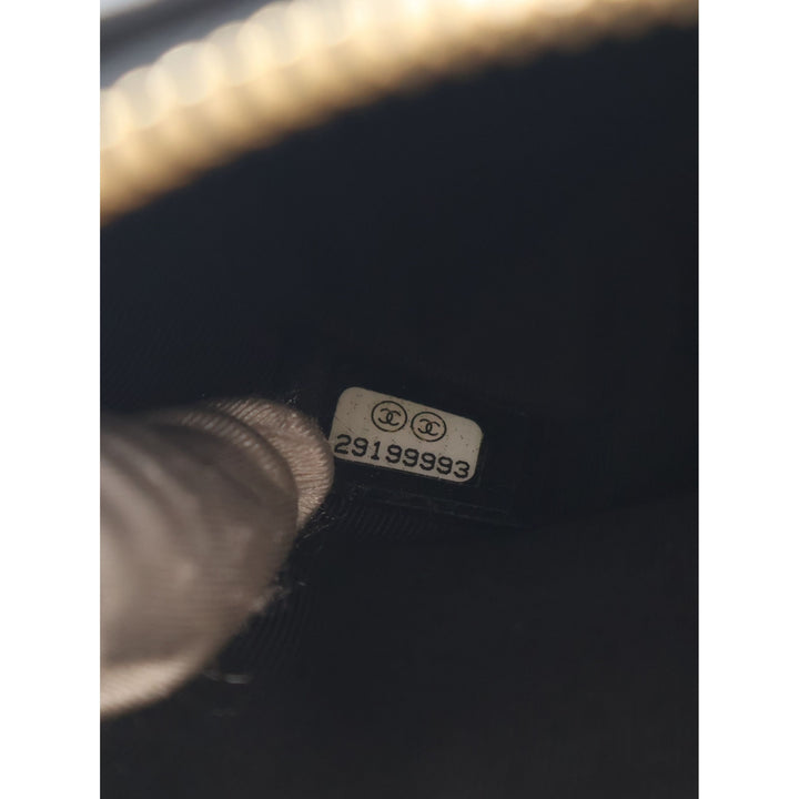 Chanel CC Matelassé Pochette with à rabat Porte-monnaie Mini Cuir d'agneau Noir – vue 6 – GABY PARIS