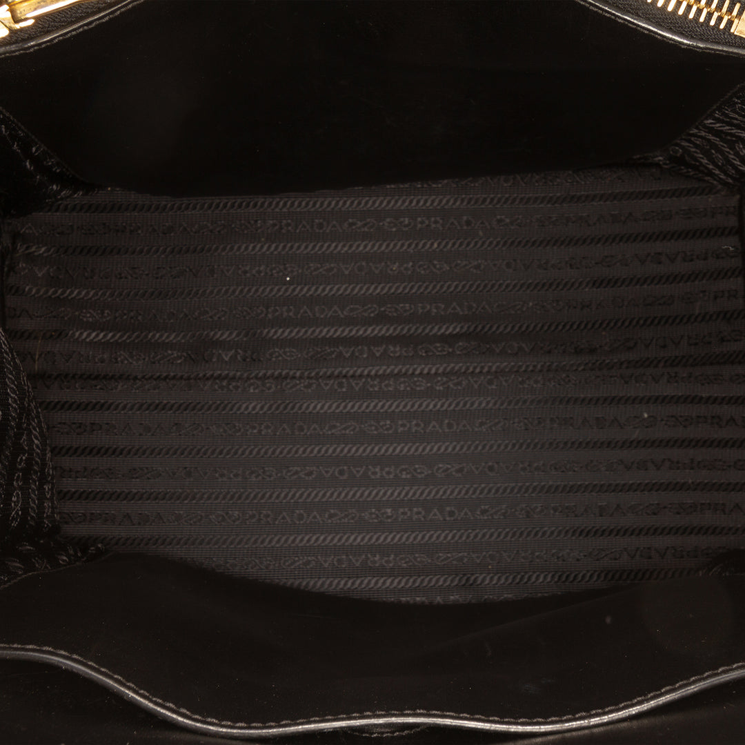 Prada Sac à main City Veau à finitions Paradigme Saffiano Noir – vue 4 – GABY PARIS