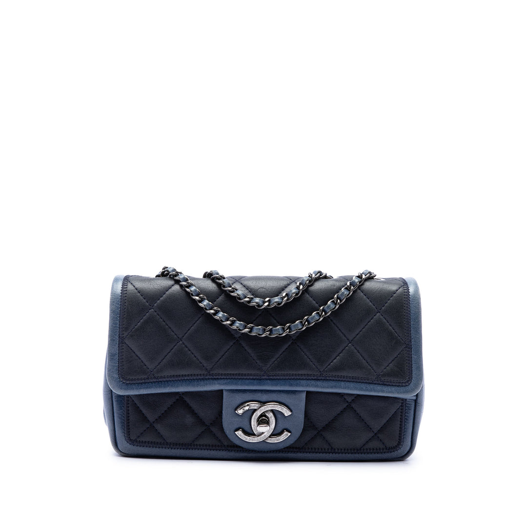 Chanel Sac porté épaule Bicolore Graphic à rabat Mini Cuir d'agneau Noir – vue principale – GABY PARIS
