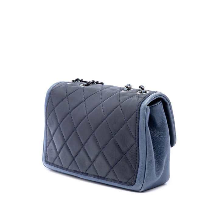 Chanel Sac porté épaule Bicolore Graphic à rabat Mini Cuir d'agneau Noir – vue 2 – GABY PARIS