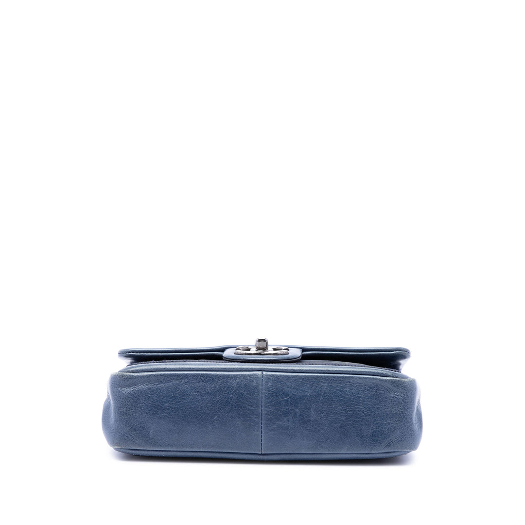 Chanel Sac porté épaule Bicolore Graphic à rabat Mini Cuir d'agneau Noir – vue 3 – GABY PARIS