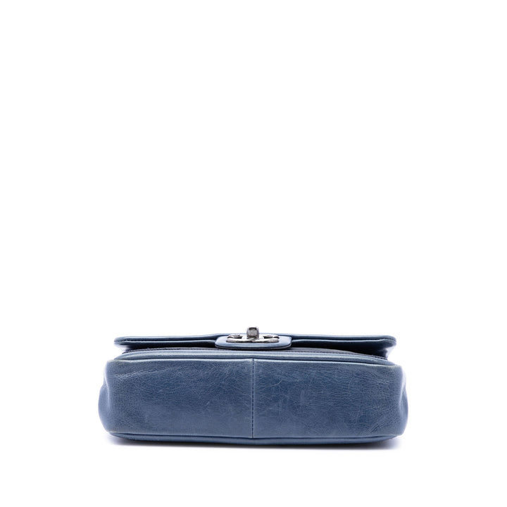 Chanel Sac porté épaule Bicolore Graphic à rabat Mini Cuir d'agneau Noir – vue 3 – GABY PARIS
