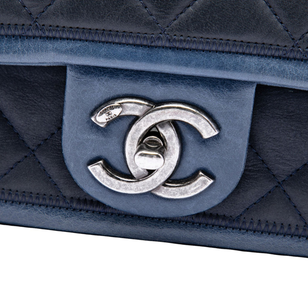 Chanel Sac porté épaule Bicolore Graphic à rabat Mini Cuir d'agneau Noir – vue 5 – GABY PARIS