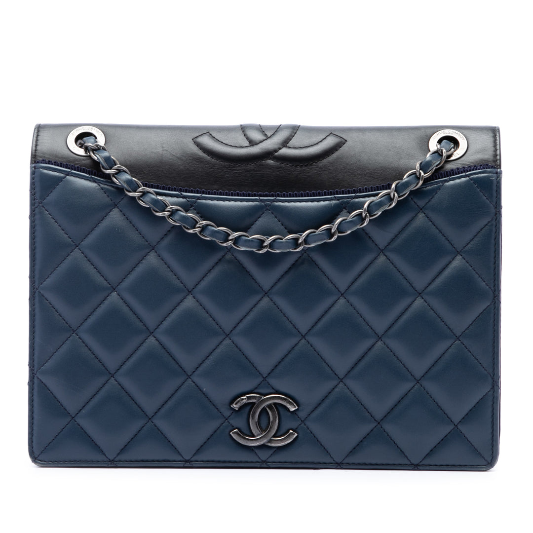 Chanel Matelassé Ballerine à rabat Moyen Cuir d'agneau Bleu – vue principale – GABY PARIS