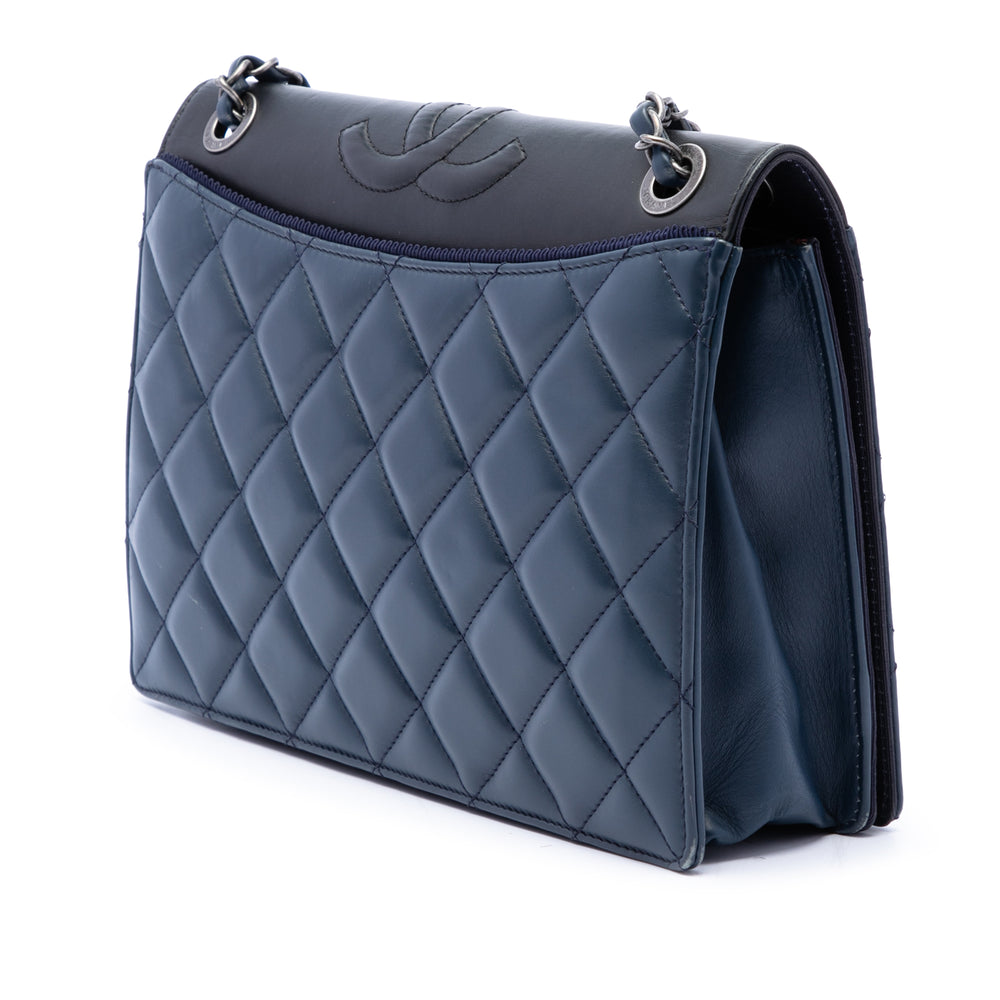 Chanel Matelassé Ballerine à rabat Moyen Cuir d'agneau Bleu – vue 2 – GABY PARIS
