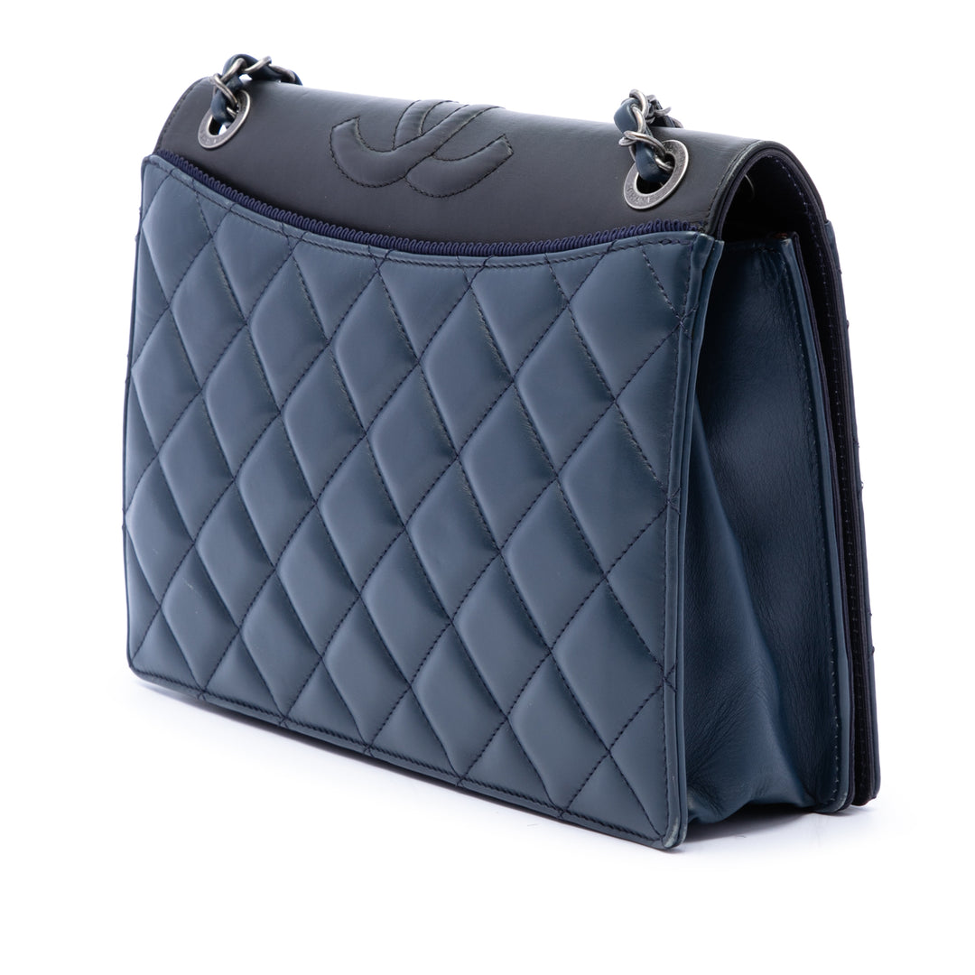 Chanel Matelassé Ballerine à rabat Moyen Cuir d'agneau Bleu – vue 2 – GABY PARIS