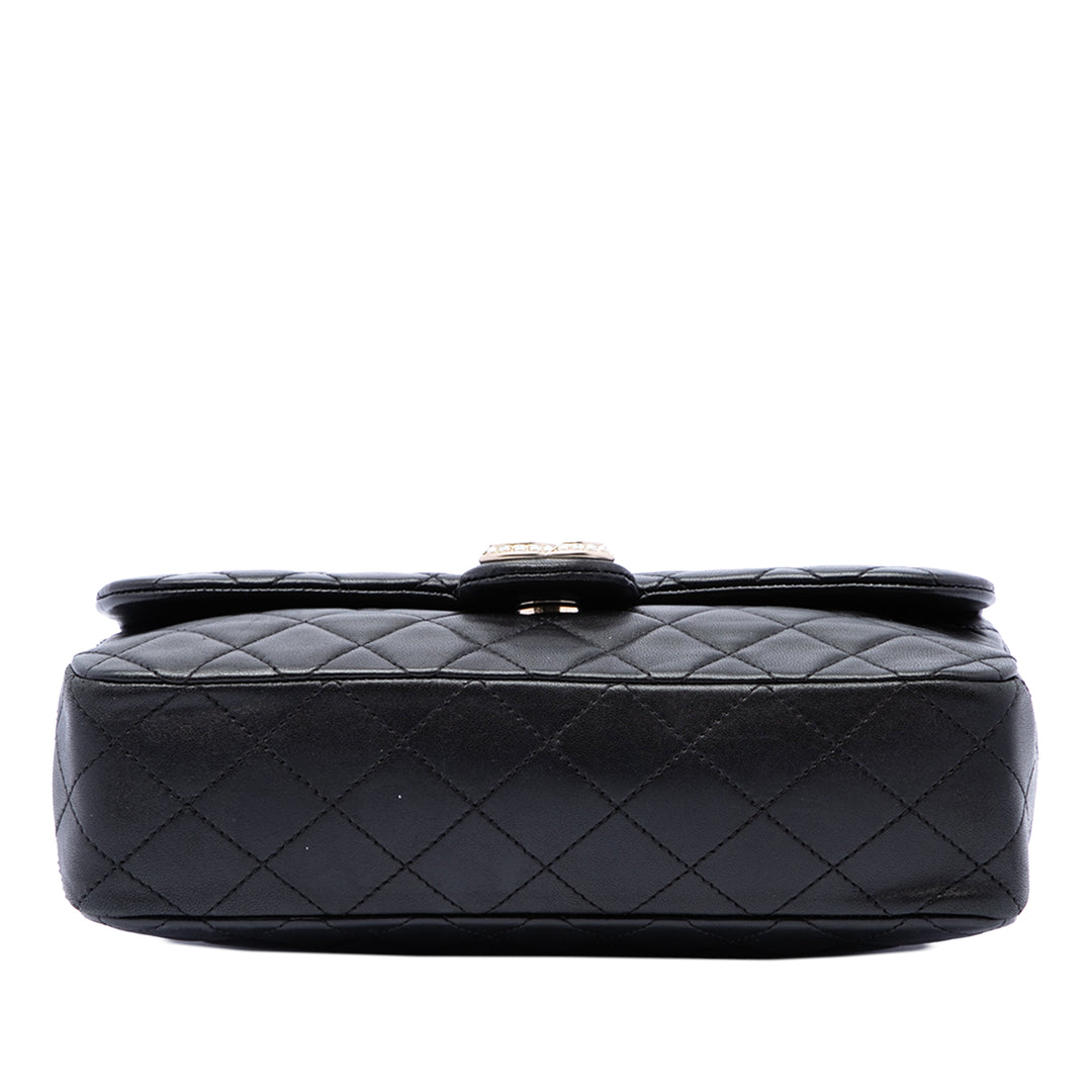 Chanel Matelassé Westminster Perle à rabat Moyen Cuir d'agneau Noir – vue 3 – GABY PARIS