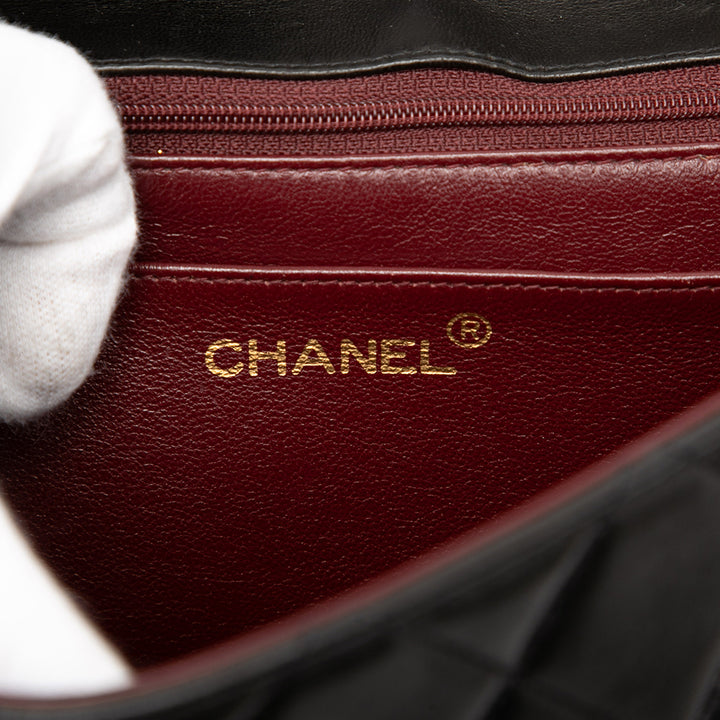 Chanel Medium CC Matelassé Cuir d’agneau Border Simple rabat