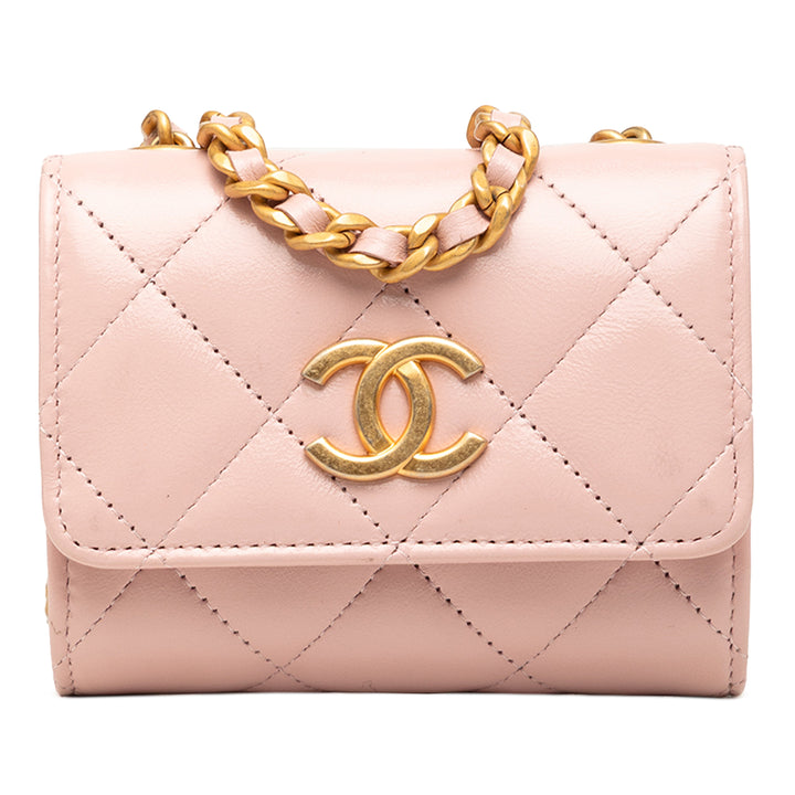 Chanel CC Matelassé Cuir d’agneau Medallion Pochette avec chaîne