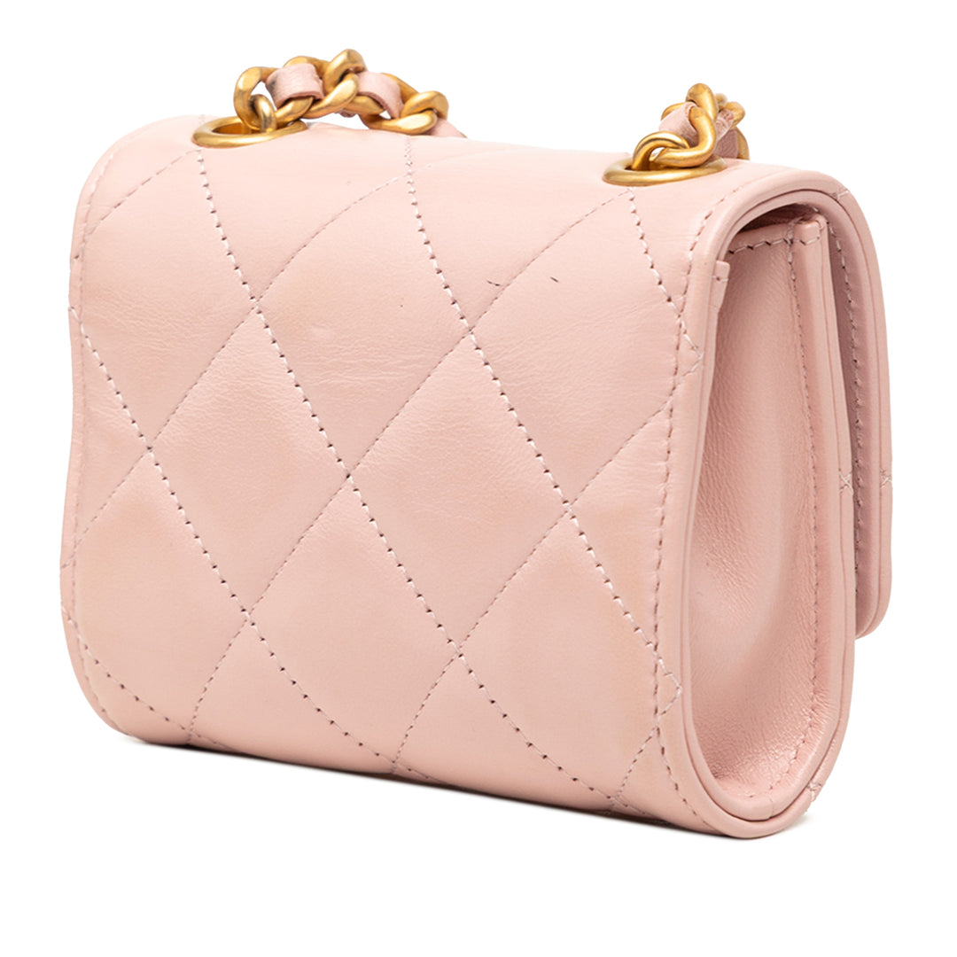 Chanel CC Matelassé Cuir d’agneau Medallion Pochette avec chaîne