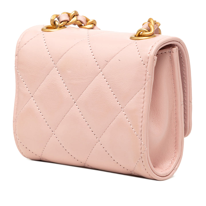 Chanel CC Matelassé Cuir d’agneau Medallion Pochette avec chaîne