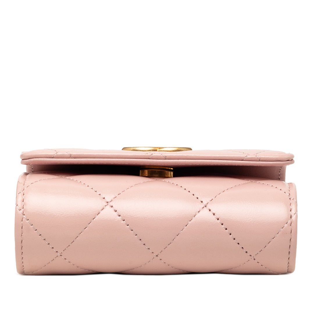 Chanel CC Matelassé Cuir d’agneau Medallion Pochette avec chaîne
