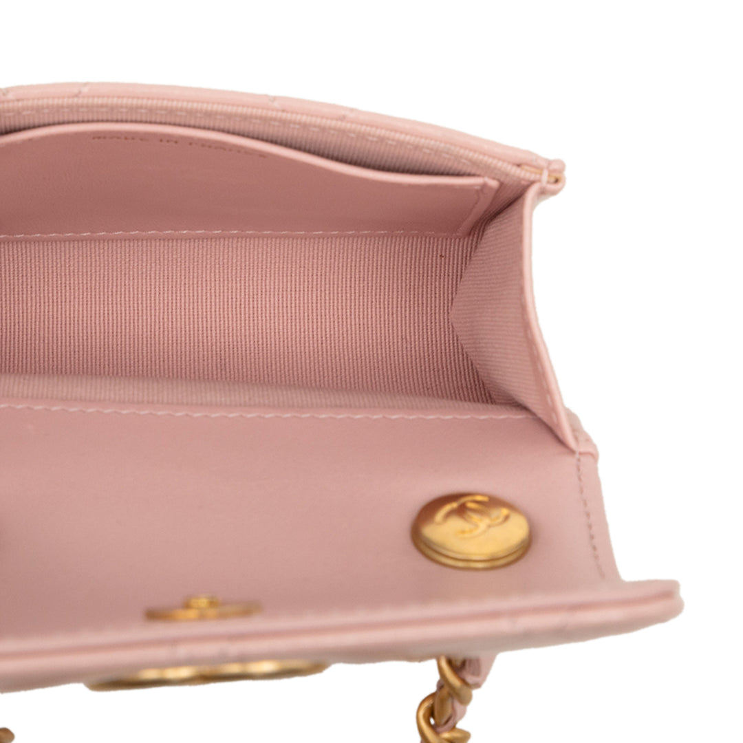 Chanel CC Matelassé Cuir d’agneau Medallion Pochette avec chaîne