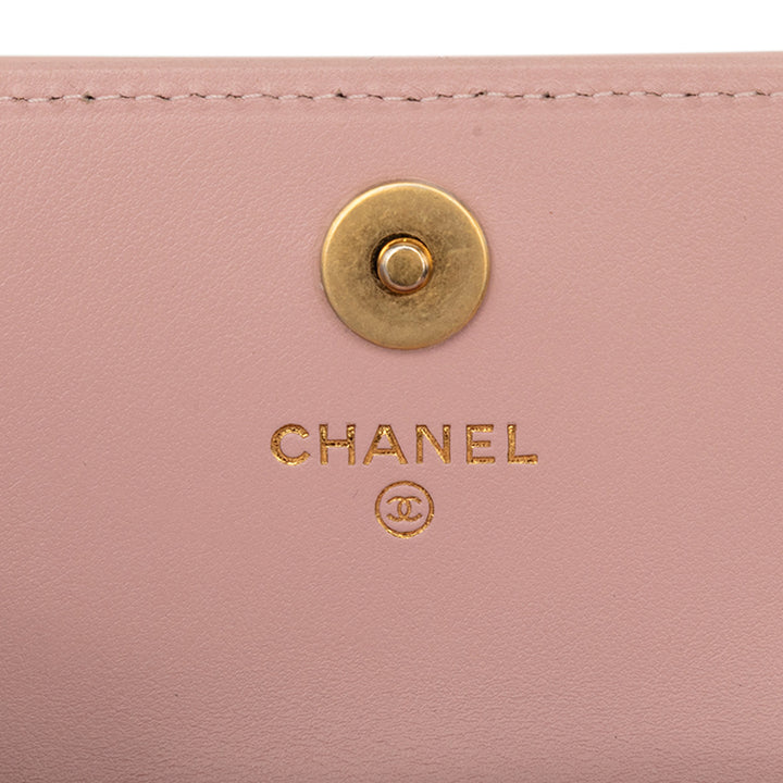Chanel CC Matelassé Cuir d’agneau Medallion Pochette avec chaîne