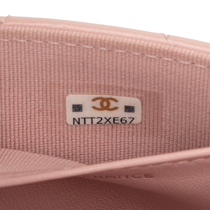 Chanel CC Matelassé Cuir d’agneau Medallion Pochette avec chaîne