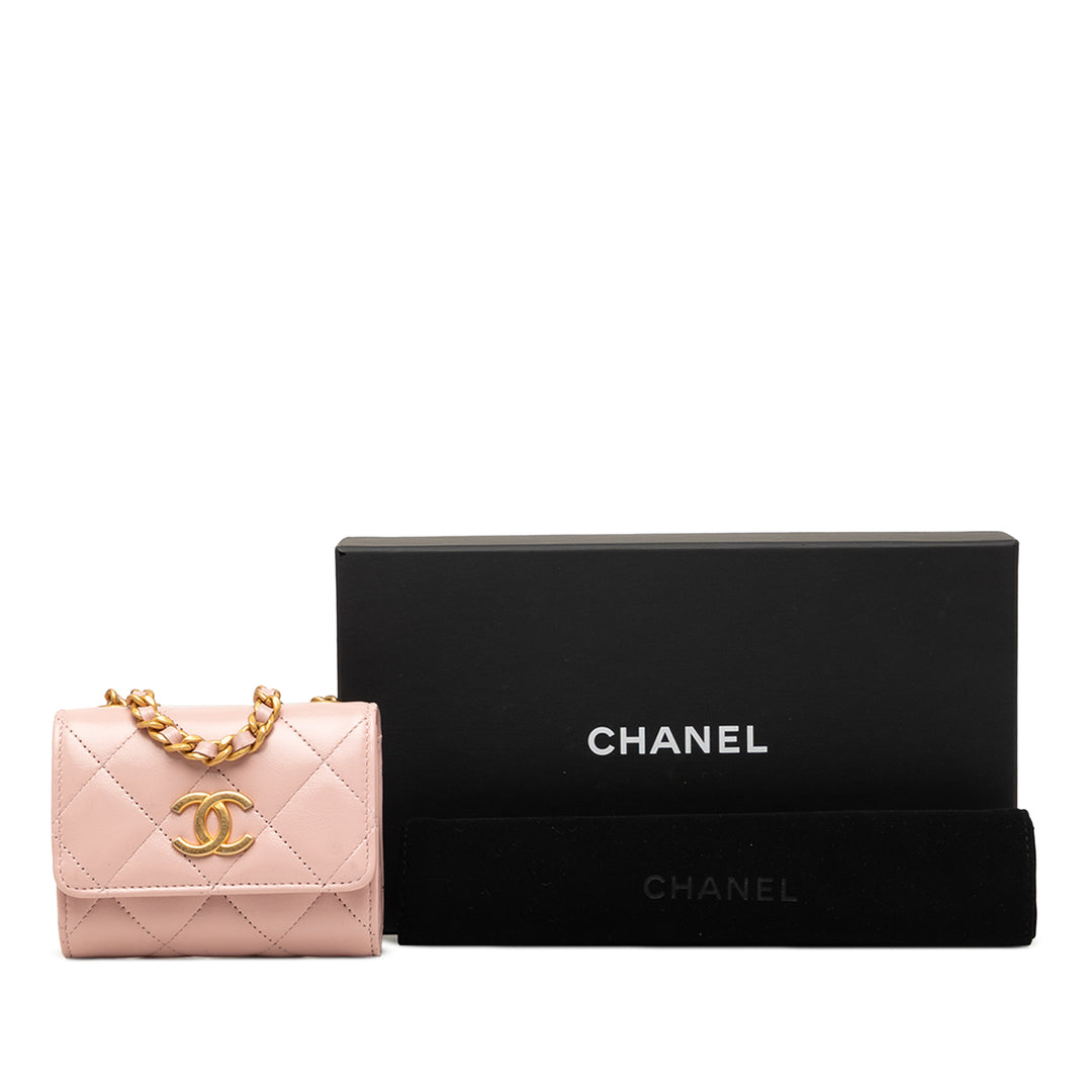 Chanel CC Matelassé Cuir d’agneau Medallion Pochette avec chaîne