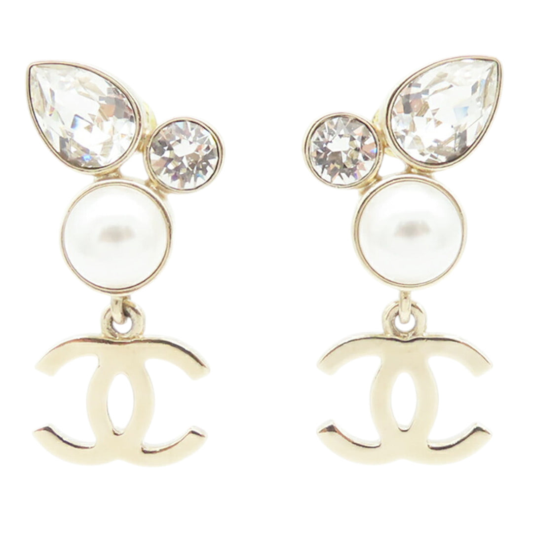 Chanel Boucles d'oreilles CC Perles fantaisie et Strass pendantes plaqué or – vue principale – GABY PARIS