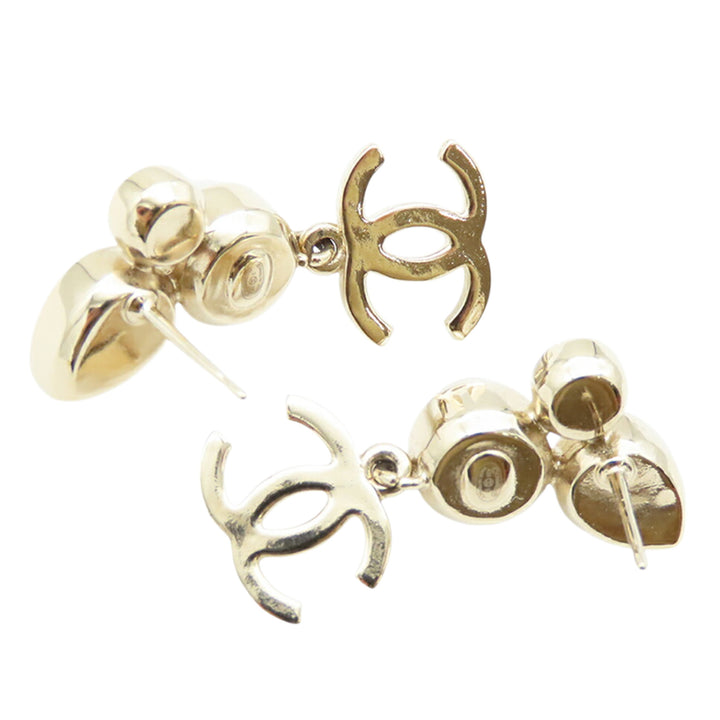 Chanel Boucles d'oreilles CC Perles fantaisie et Strass pendantes plaqué or – vue 2 – GABY PARIS