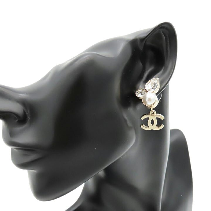 Chanel Boucles d'oreilles CC Perles fantaisie et Strass pendantes plaqué or – vue 9 – GABY PARIS