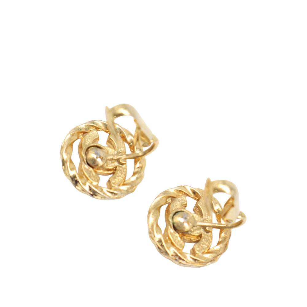 Chanel Boucles d'oreilles CC Strass Rond À clip plaqué or – vue 2 – GABY PARIS
