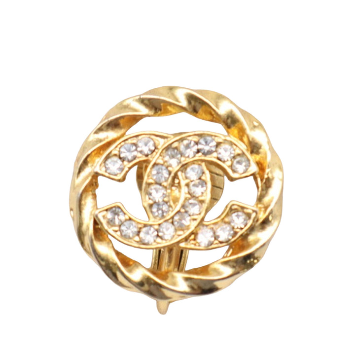 Chanel Boucles d'oreilles CC Strass Rond À clip plaqué or – vue 3 – GABY PARIS