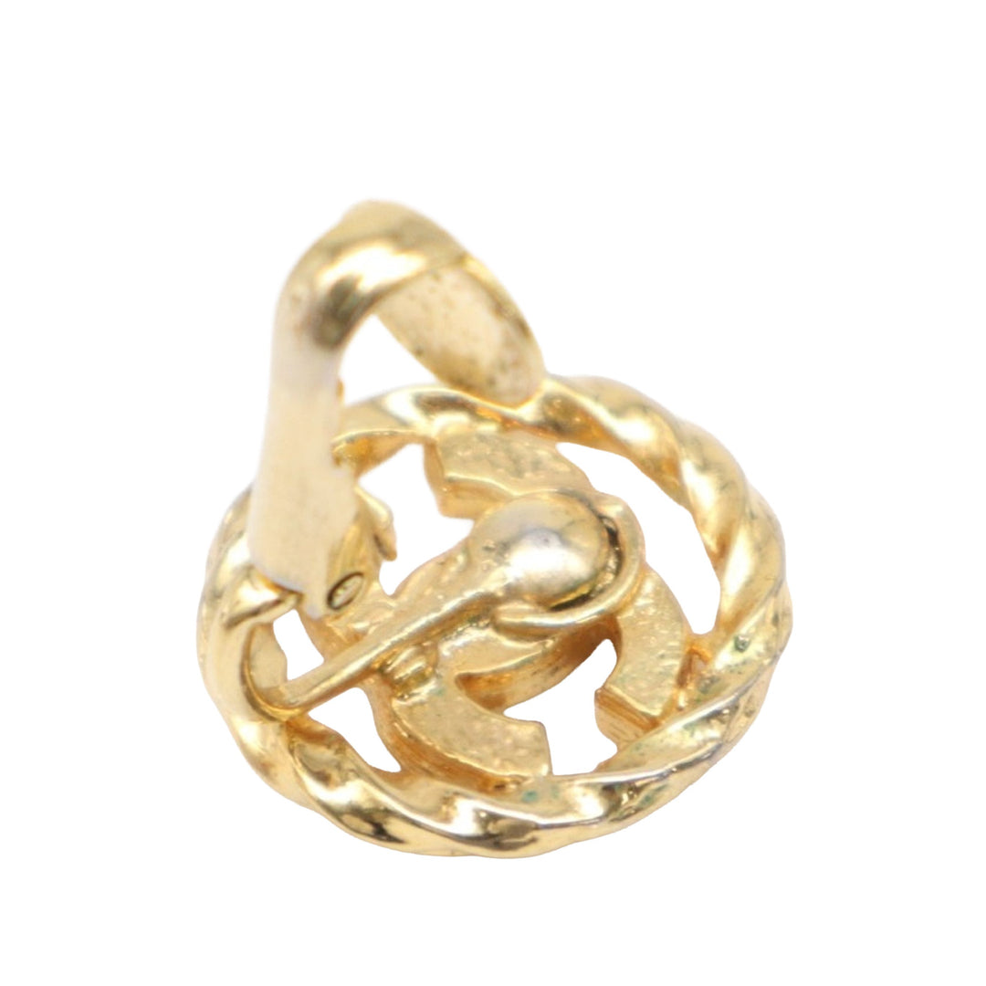 Chanel Boucles d'oreilles CC Strass Rond À clip plaqué or – vue 7 – GABY PARIS