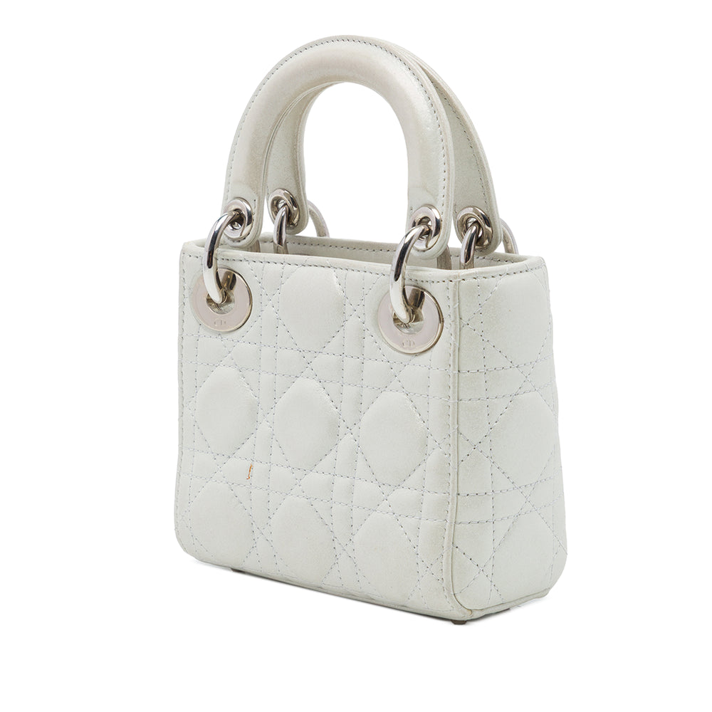 Dior Sac à main Lady Dior Irisé Cannage Micro Cuir d'agneau Argenté – vue 2 – GABY PARIS