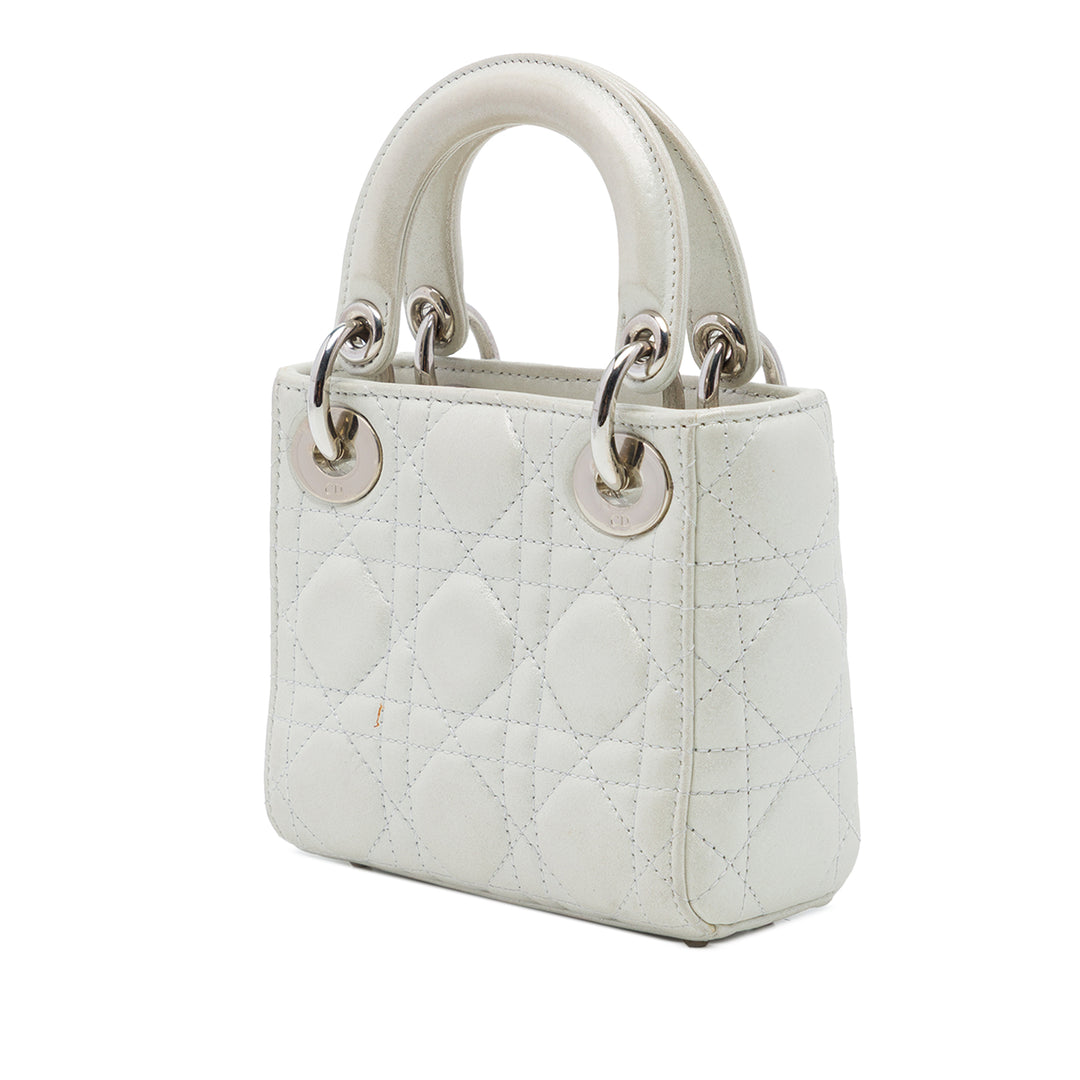 Dior Sac à main Lady Dior Irisé Cannage Micro Cuir d'agneau Argenté – vue 2 – GABY PARIS