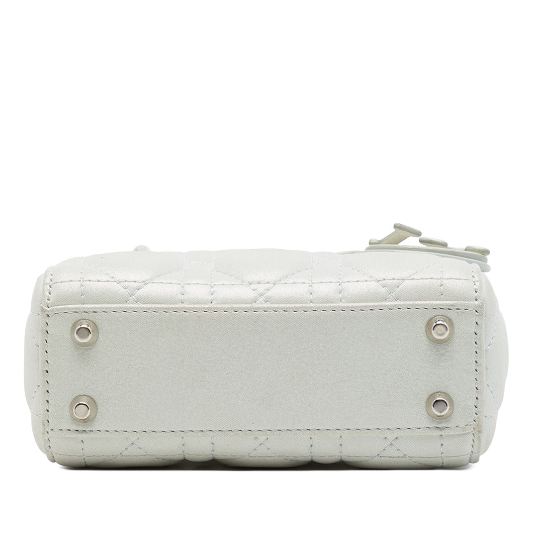 Dior Sac à main Lady Dior Irisé Cannage Micro Cuir d'agneau Argenté – vue 3 – GABY PARIS