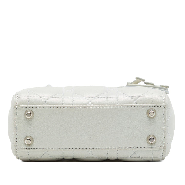 Dior Sac à main Lady Dior Irisé Cannage Micro Cuir d'agneau Argenté – vue 3 – GABY PARIS